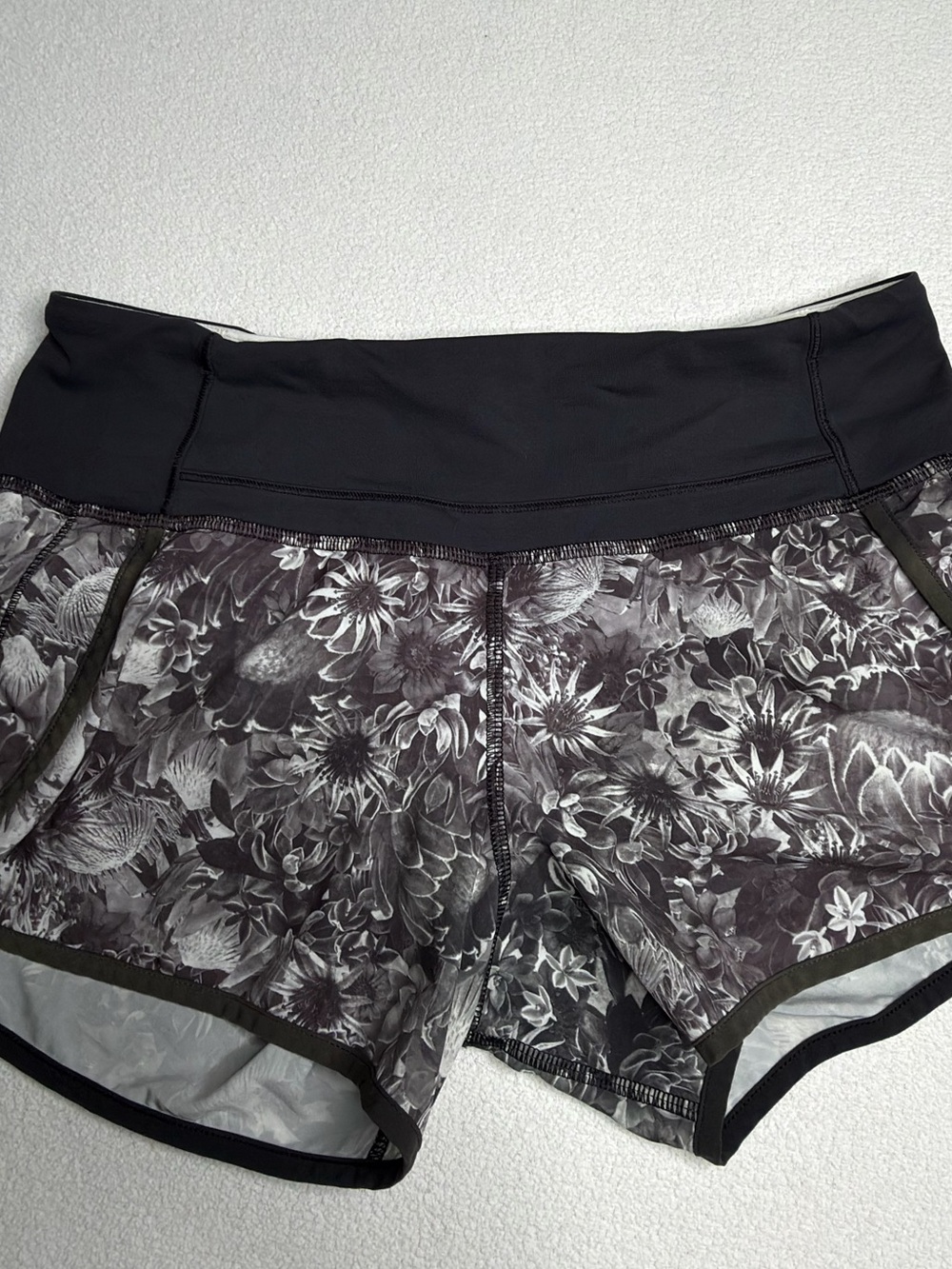 Lululemon Run Times Short *4-way stretch•
Flowabunga Black Angel Wing / Black - Picture 4 of 13